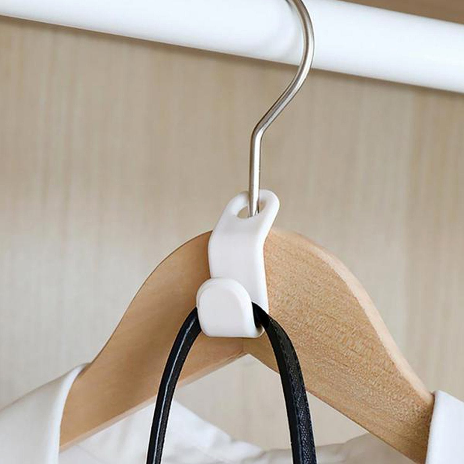 Wukusy 1700 plastic clothes hanger with non-slip pad, suitable for organizing shirts and pants in home wardrobe.