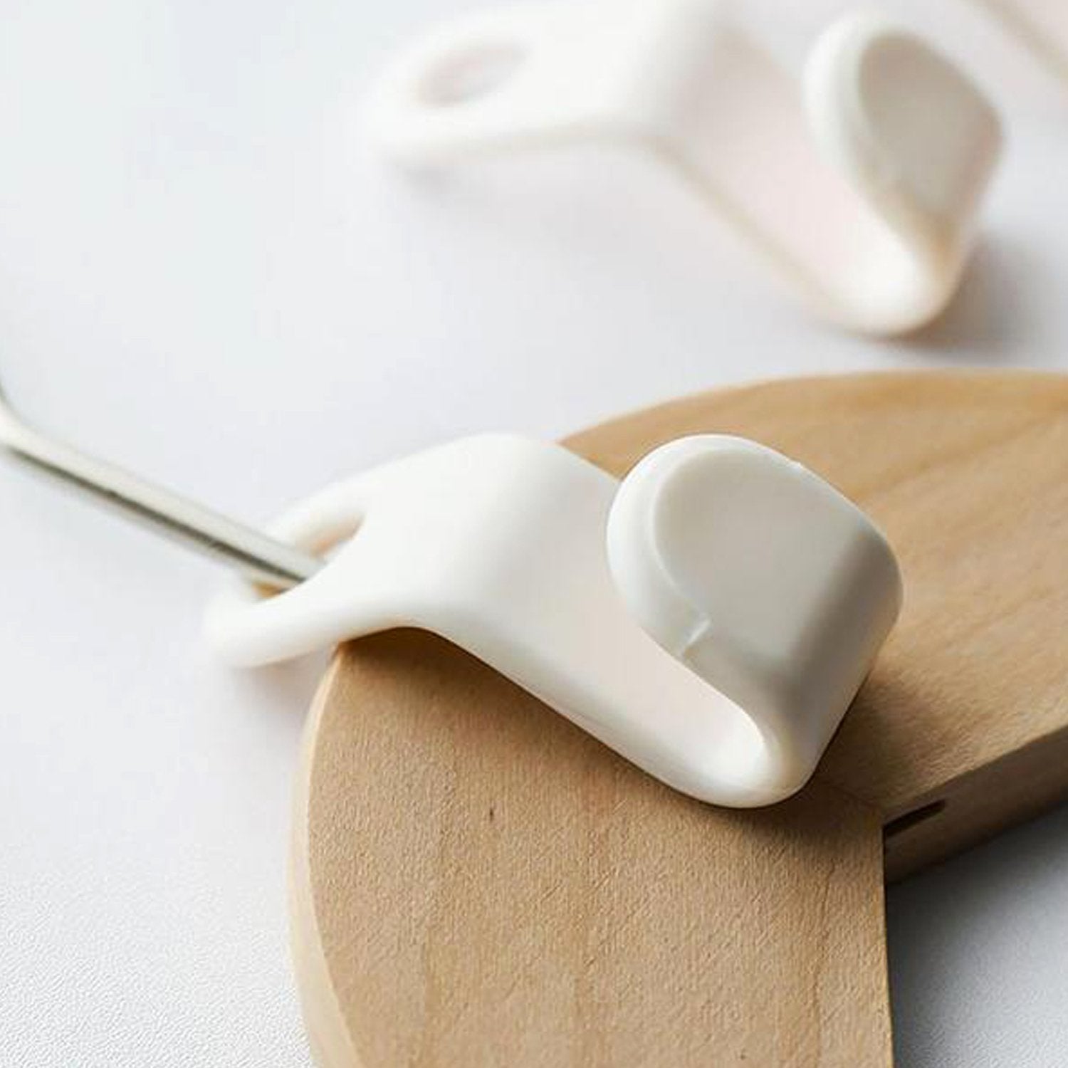 Wukusy 1700 plastic clothes hanger with non-slip pad, suitable for organizing shirts and garments in home closet storage.