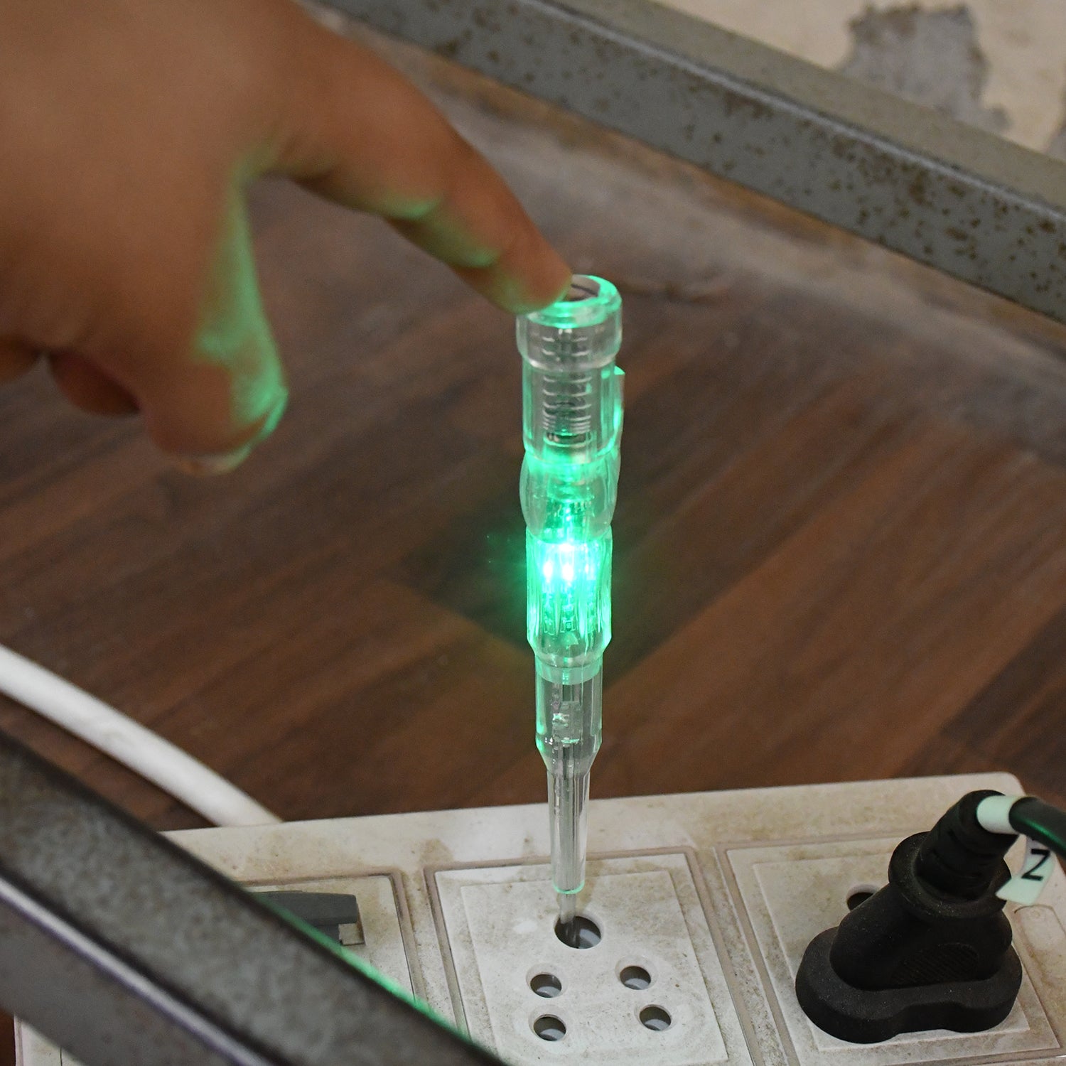 Wukusy electrical detector slotted screwdriver with small batteries, used for home improvement tasks, shown with the screwdriver and batteries.
