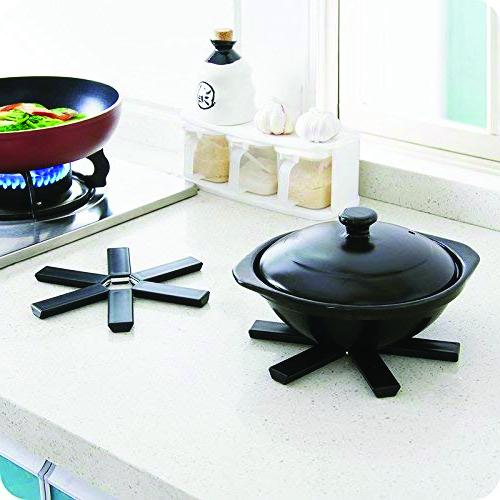 Wukusy foldable heat-resistant kitchen hotmat with non-slip surface, used for placing hot cookware in home and kitchen settings.