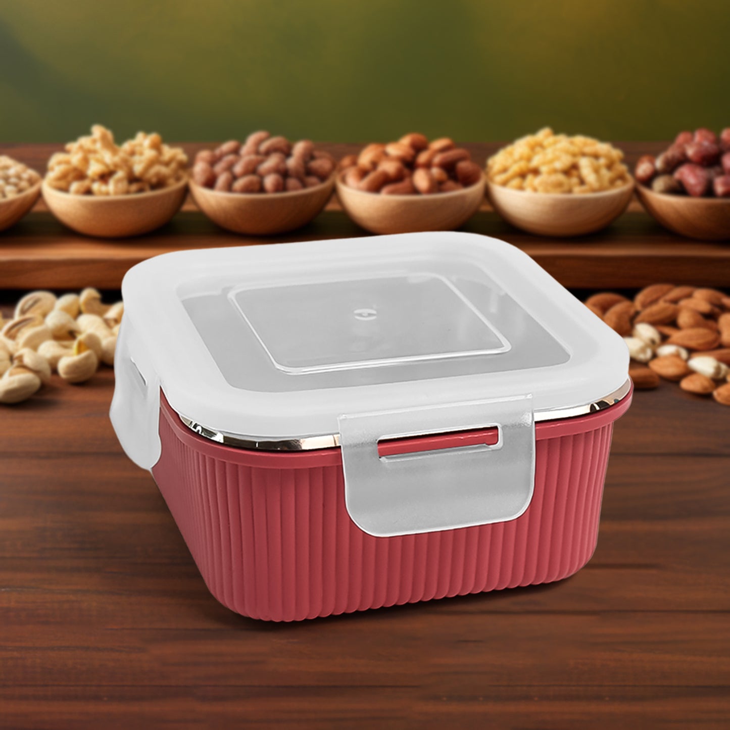 Wukusy Apex Victor square food storage container, 400 ml, made of clear plastic with a secure lid for kitchen organization.