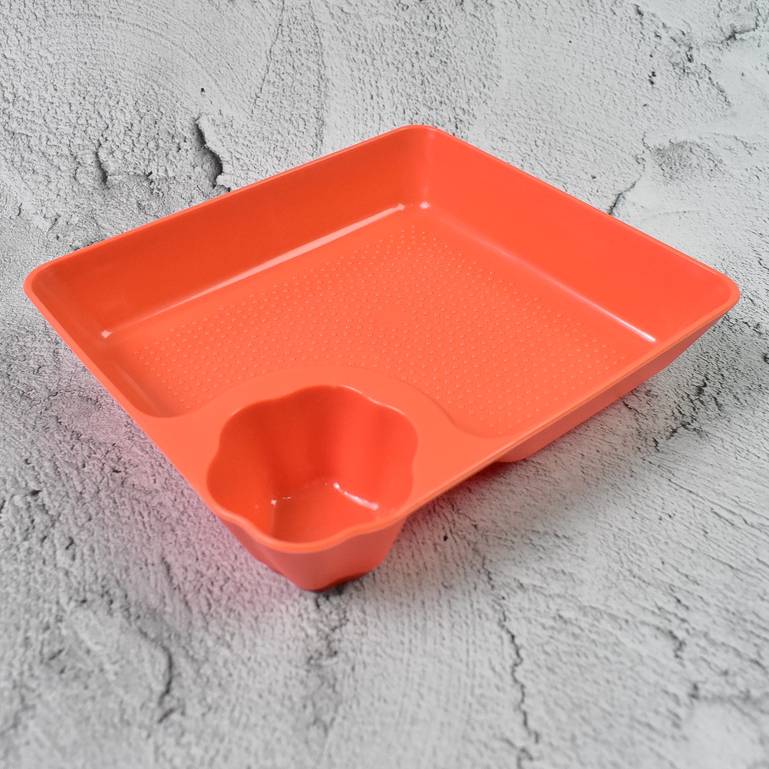 Wukusy plastic round plate with dipping saucer, ideal for serving snacks and sauces in a home and kitchen setting.