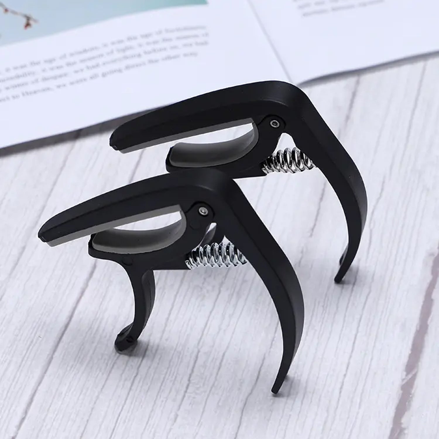 Wukusy 6141 guitar capo with pickup stand and soft pad, suitable for acoustic and electric guitars, ukuleles, mandolins, and banjos