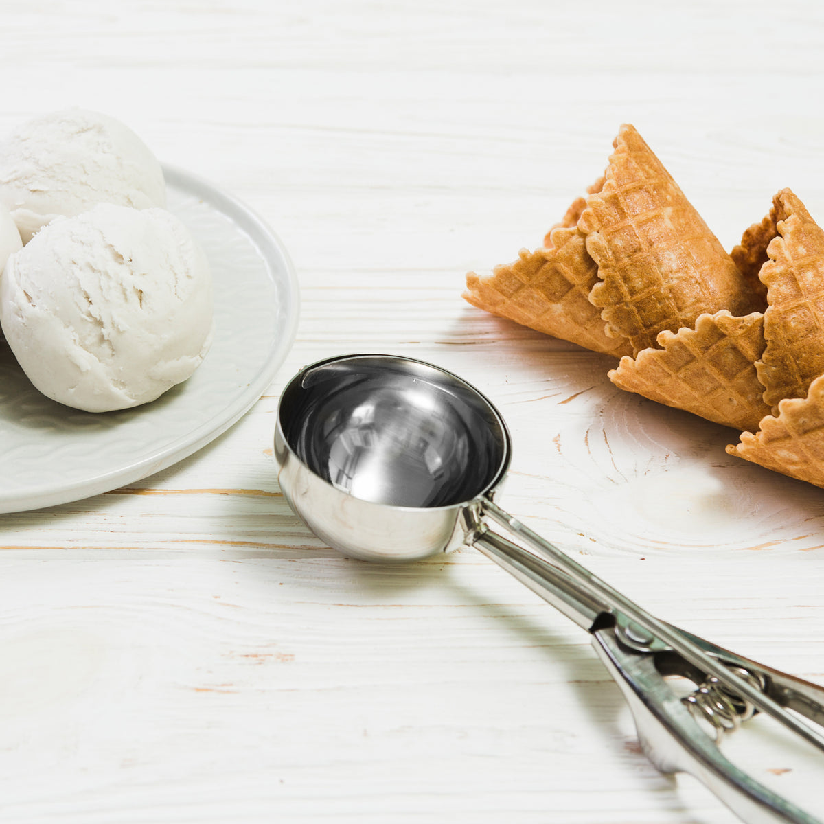 Wukusy 2408 stainless steel ice cream scoop with trigger release, small size, ergonomic handle, perfect for serving ice cream.