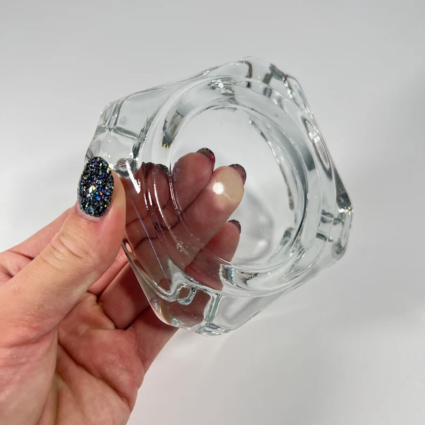 Wukusy Brunswick Crystal glass cigar and cigarette ashtray, round tabletop design for home or outdoor use, stylish home decor.
