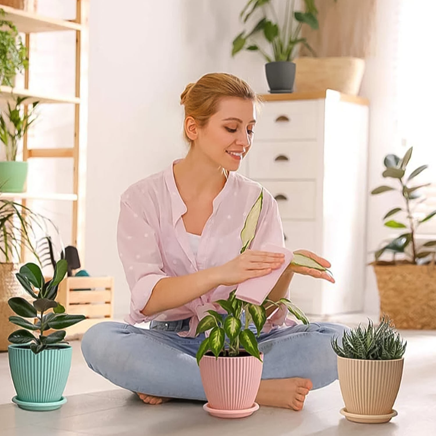 Set of five Wukusy plastic flower pots with bottom trays for indoor and outdoor plants, lightweight and durable garden containers.
